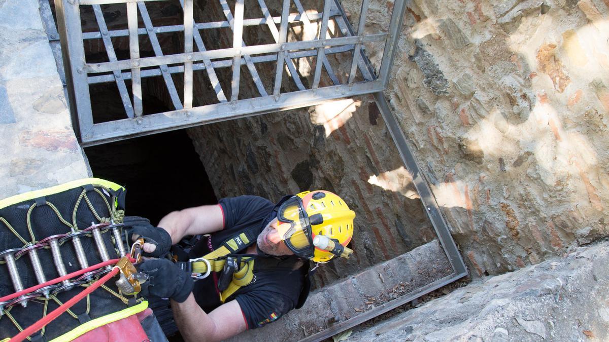 Los bomberos  inspeccionan dos pozos en la Alcazaba y Gibralfaro. Foto: Alejandro Santana Almendro