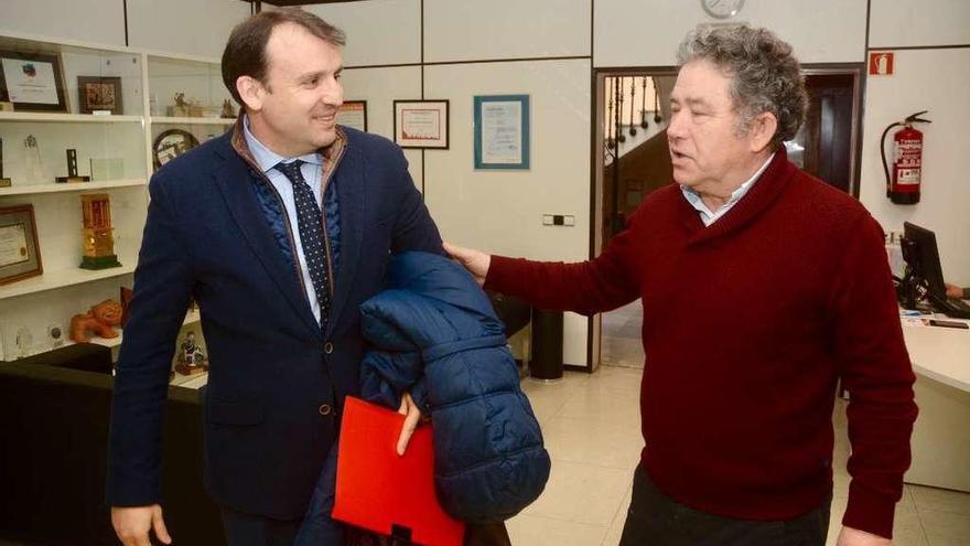 El administrador de Autocares Rías Baixas, recibido por Miguel Lores en la Alcaldía. // Rafa Vázquez