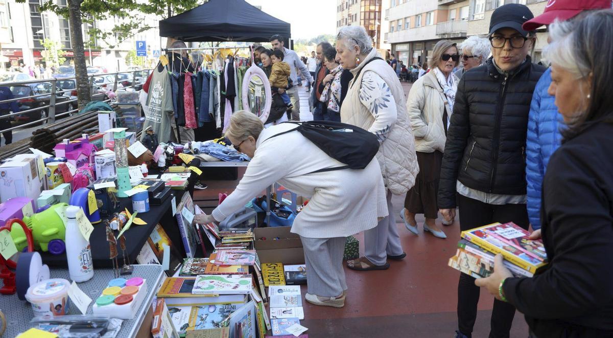 El mercadillo se llenó de público en la pasarela Xosé Adrio Barreiro.