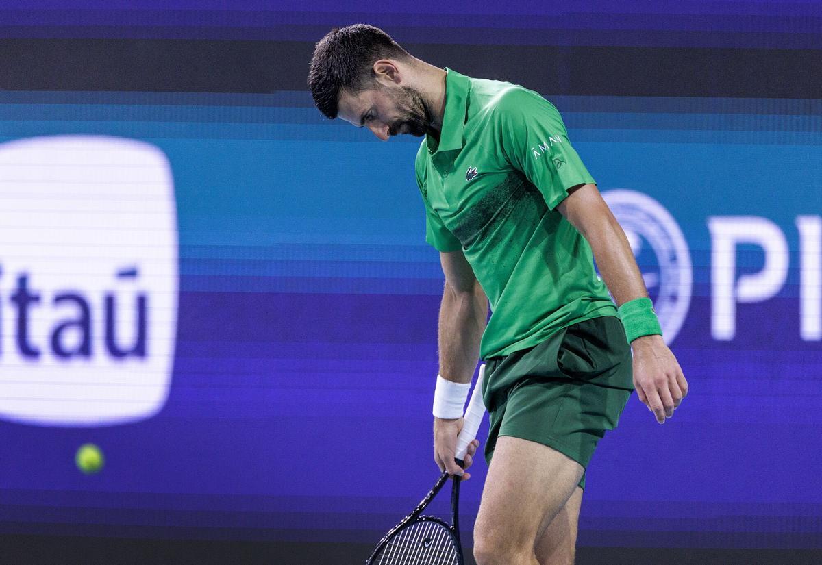 Novak Djokovic, en un momento de su partido contra el checo Jakub Mensik, en la final del Abierto de tenis de Miami. EFE/EPA/CRISTOBAL HERRERA-ULASHKEVICH