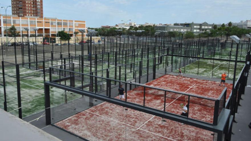 Vista de las instalaciones con la cancha panorámica en primer plano, donde se ve de espalda a Magüi Serna. | LP / DLP