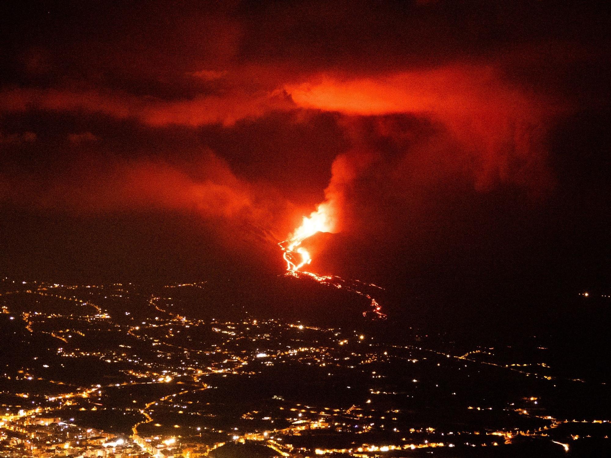 El volcán de La Palma en todo su esplendor durante la noche