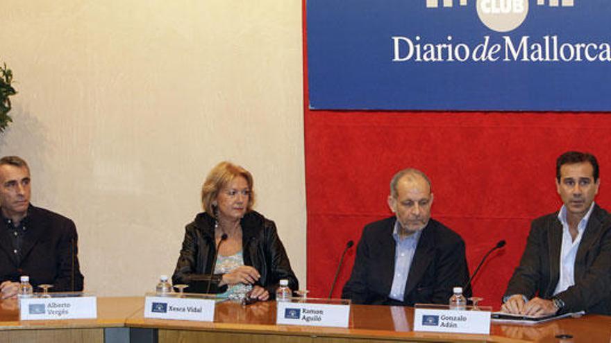 Alberto Vergés, Xesca Vidal, Ramón Aguiló y Gonzalo Adán durante el coloquio en el Club.