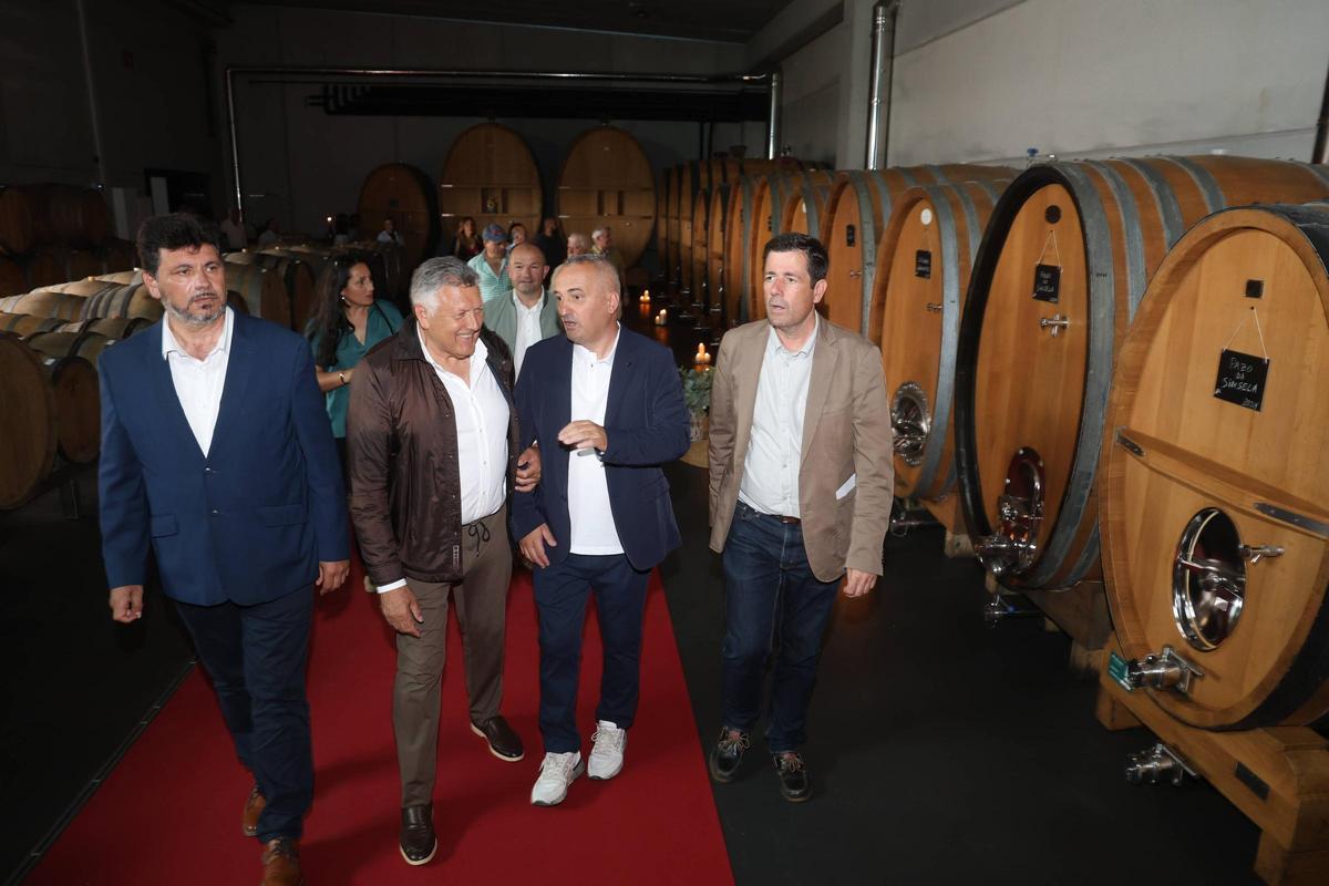 Rodrigo Méndez, segundo por la derecha, conversa con alcaldes y autoridades en una visita a la bodega.
