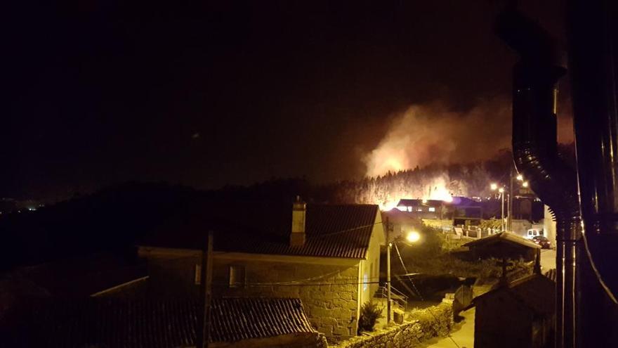 Un fuego amenaza las casas próximas a Armenteira, en Meis