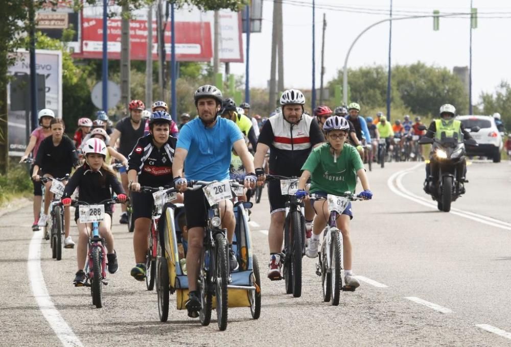 Más de medio millar de aficionados participan en A Pedaliña