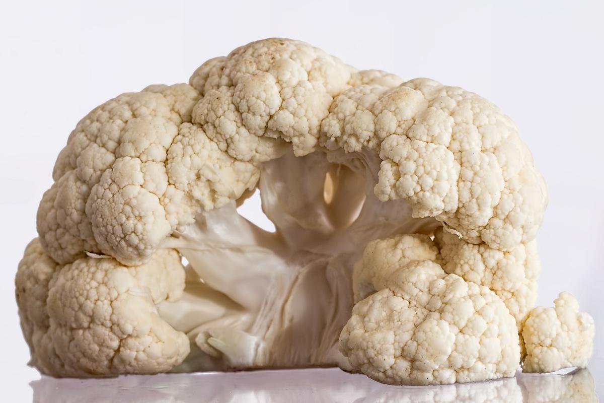 Pese a que muchos evitan la coliflor por su olor o sabor, es un vegetal muy interesante para nuestra alimentación.