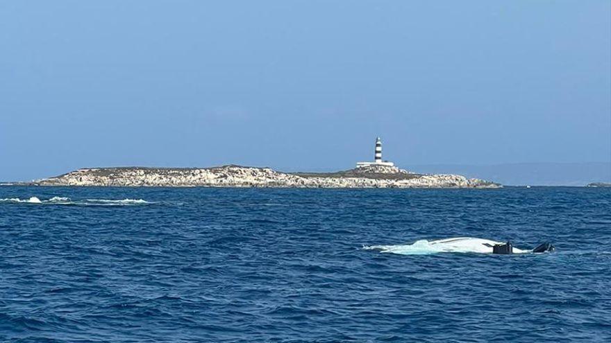 Rescatadas diez personas que viajaban en un velero que se ha hundido en Ibiza