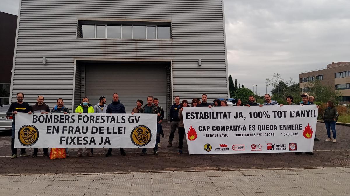 Bomberos forestales en la concentración de esta mañana de Paterna