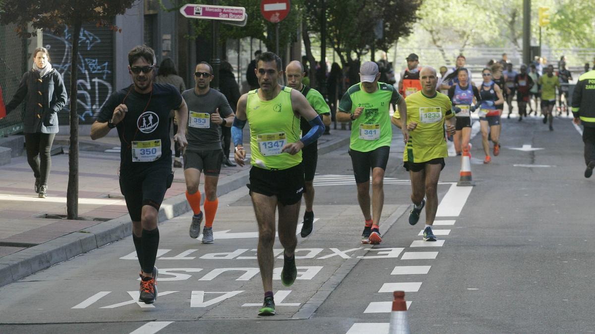 Un grupo de corredores, en la edición de 2019 del Maratón de Zaragoza.