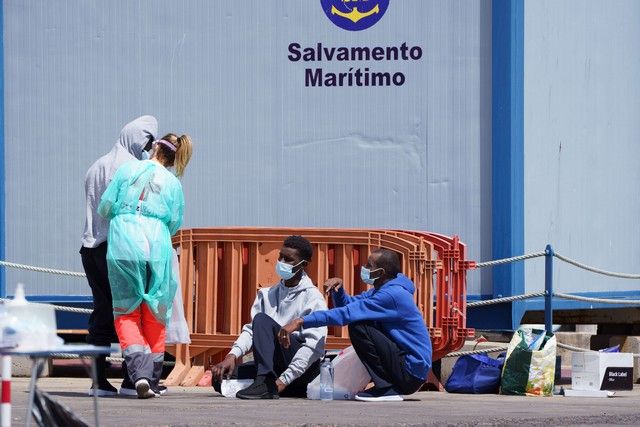 Llegada de una patera al muelle de Los Cristianos con 12 migrantes varones, entre ellos un menor