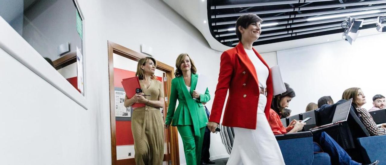 La portavoz del Gobierno, Isabel García, seguida por las ministras de Vivienda, Raquel Sánchez, y Educación, Pilar Alegría.