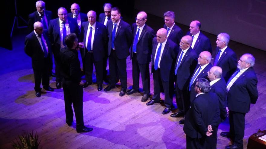 El coro San Andrés homenajea a sus socios con un concierto junto al Tradicoro de Fene