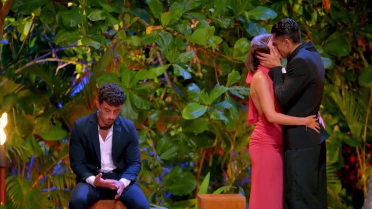 Sandra se besa con Andrea mientras Juanpi (no) mira