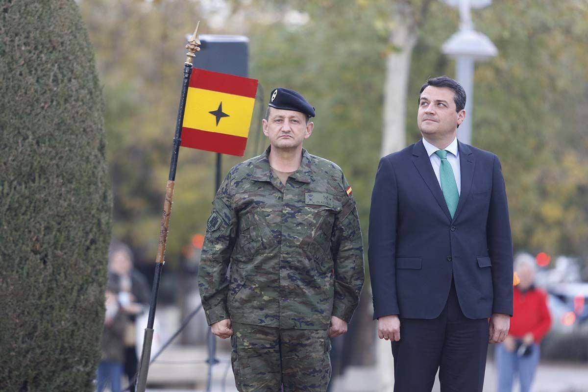 Izado de l bandera de España en Córdoba