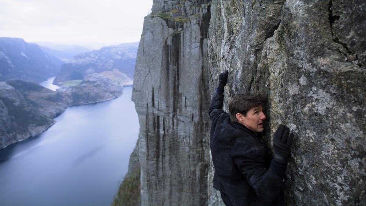 Tom Cruise en Misión imposible:Fallout en una escena en el acantilado Preikestolen de Noruega