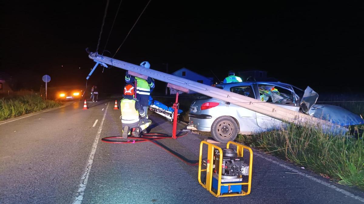 Herido un hombre al chocar contra un poste de la luz que cayó encima de ...