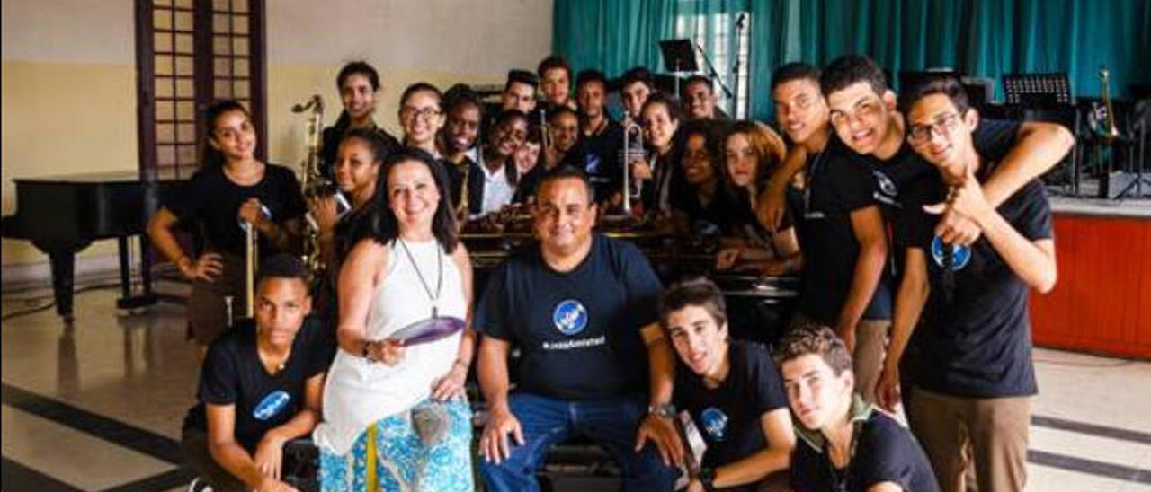 Olga Cerpa, junto a los estudiantes que forman la Jazz Band Amadeo Roldán.