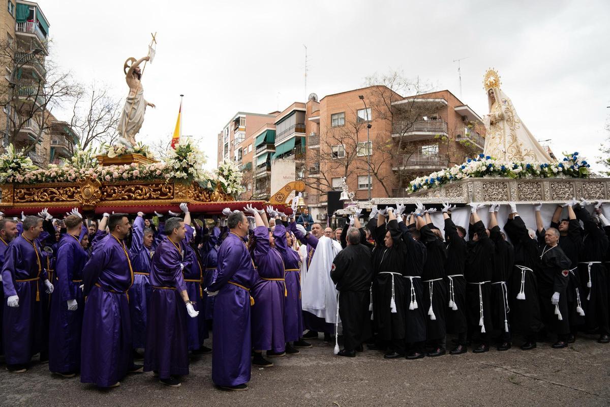 La procesión del Encuentro de Móstoles recrea el reencuentro entre Madre e Hijo
