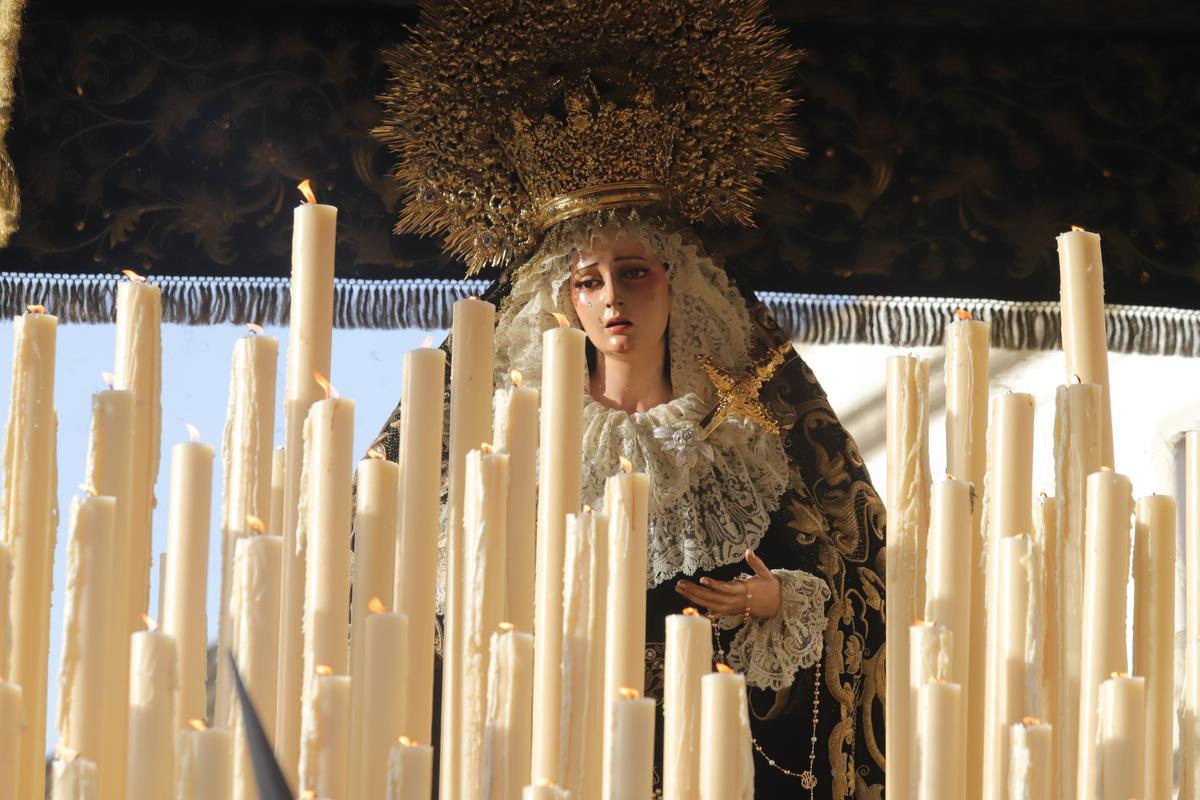 El Cristo de la Expiración se alza sobre Capitulares El Cristo de la Expiración se alza sobre Capitulares