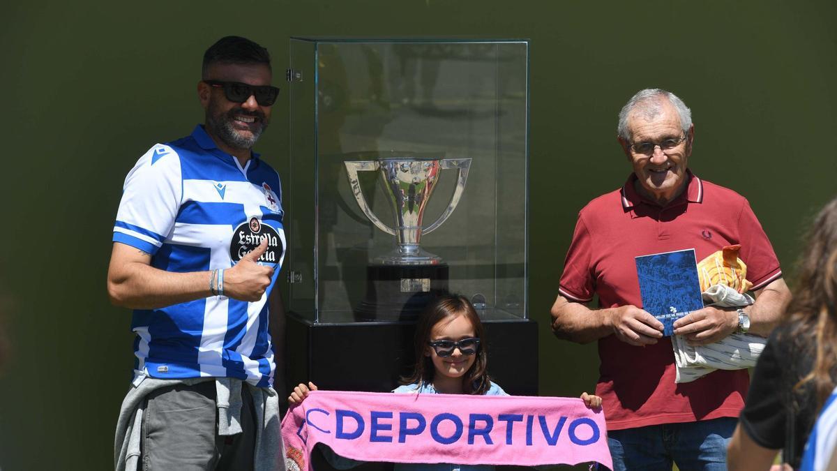 Fiesta blanquiazul en Riazor por el 25ª aniversario de la Liga del Dépor