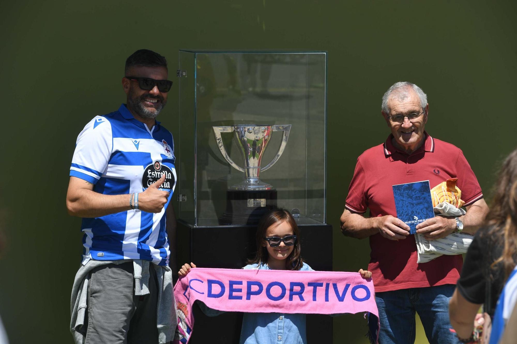 Fiesta blanquiazul en Riazor por el 25ª aniversario de la Liga del Dépor