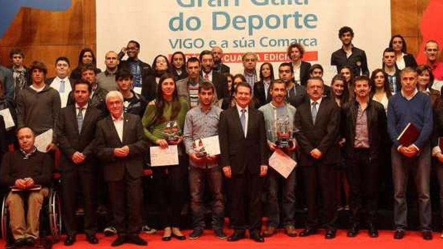 Foto de familia de los premiados en la edición celebrada hace un año. // Ricardo Grobas