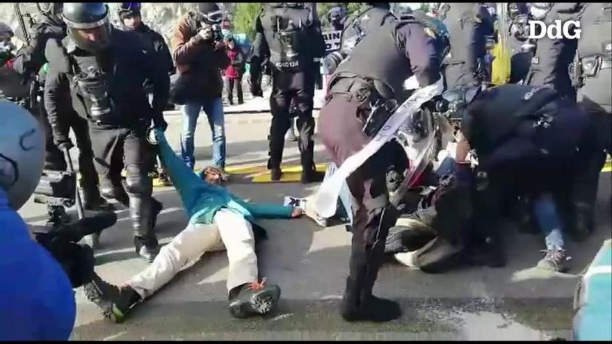 La Guàrdia Civil desallotja manifestants de Tsunami Democràtic a l'AP-7