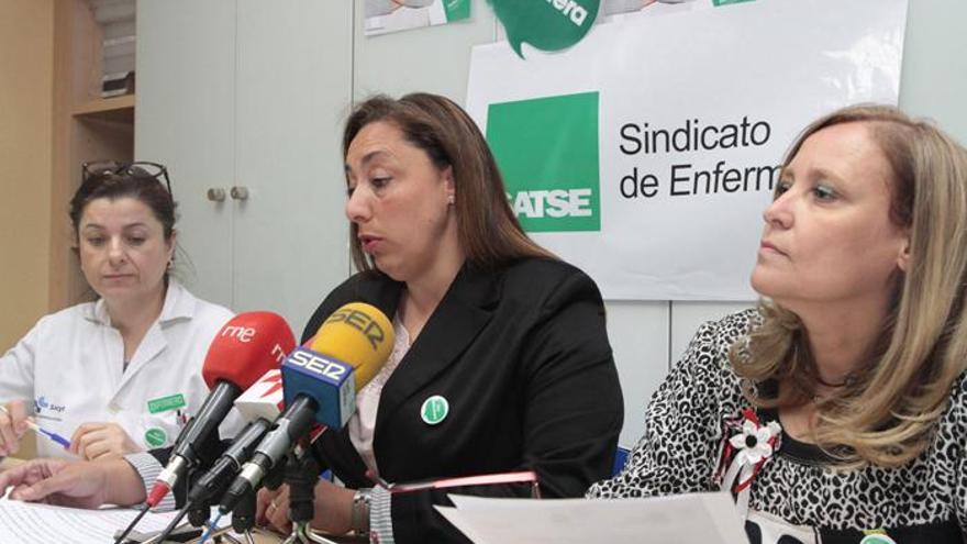 Carmen Otero, Mercedes Gago y Milagros Gracía, de Satse, en la presentación de la &quot;Feria de los Cuidados&quot;.