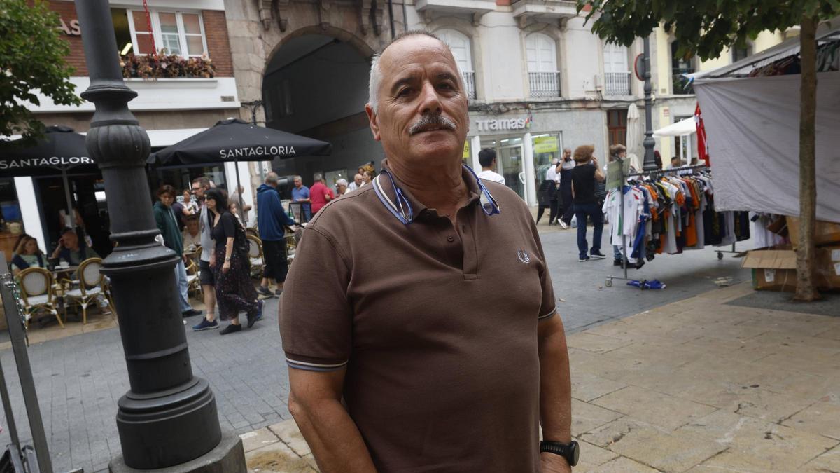 Francisco José Pousada en el mercado de Avilés.