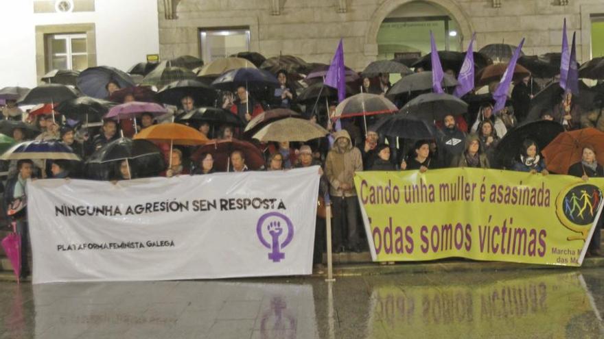 Funeral y concentraciones en repulsa por el crimen  |  El funeral por la víctima del crimen machista de Pontesampaio se celebró ayer en la iglesia parroquial. Y también ayer se sucedieron las concentraciones en repulsa por el homicidio, una de ellas (en la imagen) en la calle Príncipe de Vigo, ante el MARCO. En Pontevedra la más multitudinaria fue ante la Audiencia Provincial, donde cientos de personas se concentraron para mostrar su más contundente rechazo a la violencia de género. El acto sirvió para arropar a la familia de Conchi. Un cuñado y una sobrina de la fallecida, entre otros allegados, se armaron de fuerza para asistir. Las concentraciones de repulsa se sucedieron por todas las ciudades de Galicia y España. También ante el complejo de San Caetano, con el presidente de la Xunta Alberto Núñez Feijóo a la cabeza.