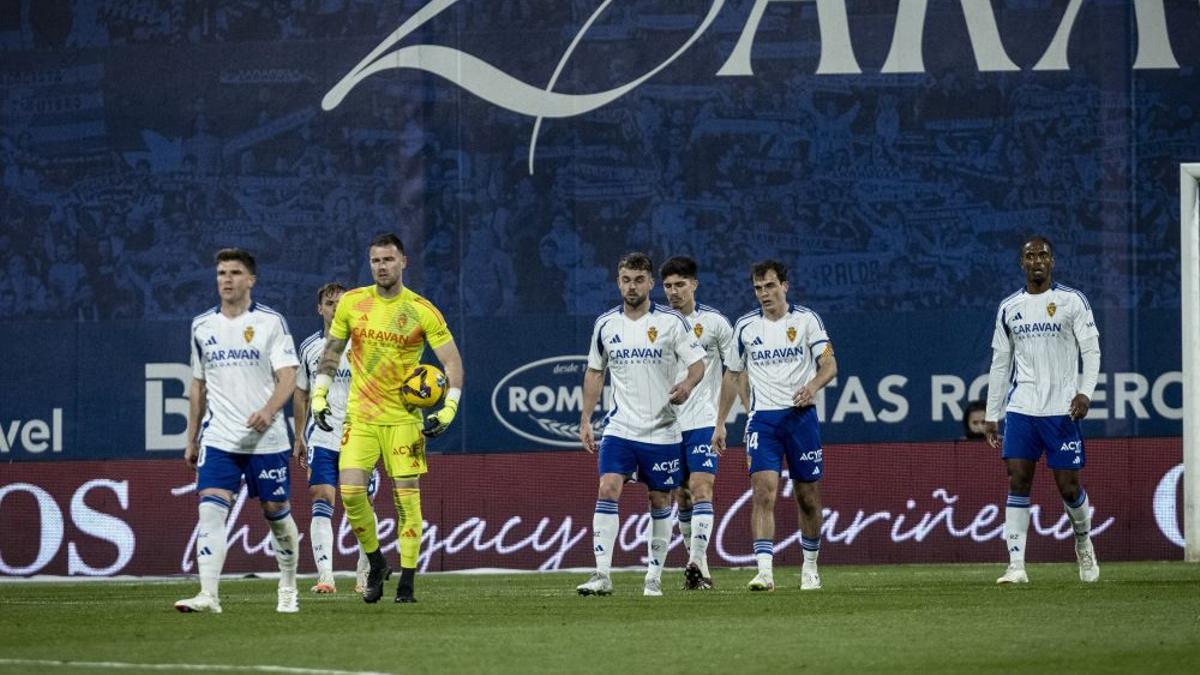 Los jugadores zaragocistas, al comienzo de la segunda mitad ante el Córdoba.