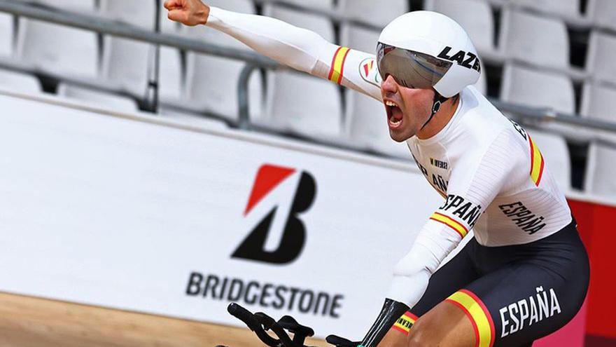 Alfonso Cabello celebra con rabia su triunfo en el velódromo de Izu, donde logró el oro olímpico y el récord del mundo.