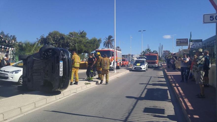 Herido un conductor al volcar su coche en Torrevieja