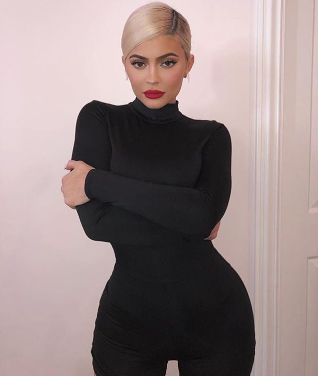 Kylie Jenner con total look black