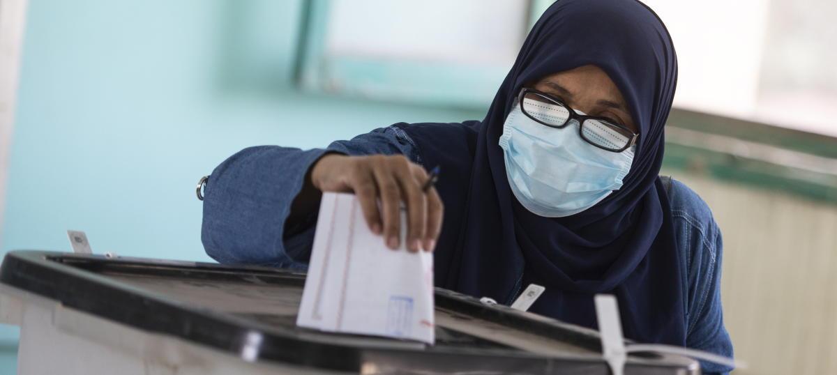 Una mujer vota en Egipto.