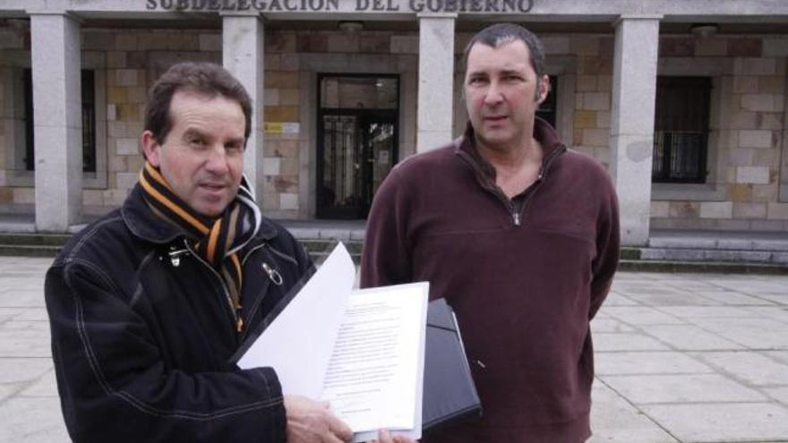 De izquierda a derecha, Jaime Fontanillo y Delfín Martín, ayer a las puertas de la Subdelegación del Gobierno.