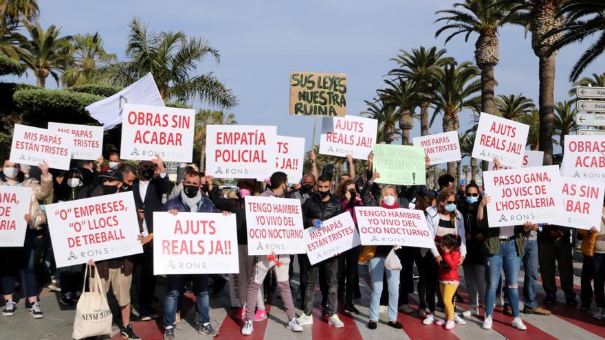 Més de 300 persones es manifesten per reclamar l&#039;obertura de l&#039;oci nocturn a Salou