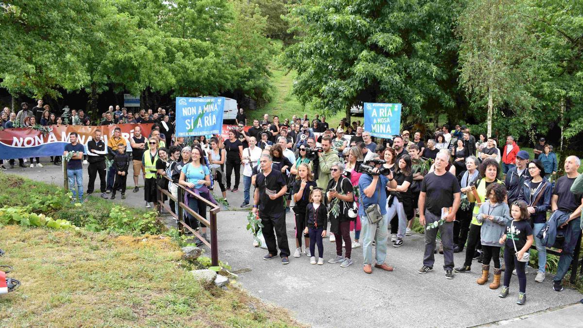 Centos de persoas manifestáronse na mina de San Finx &quot;en defensa das rías de Muros e Noia
