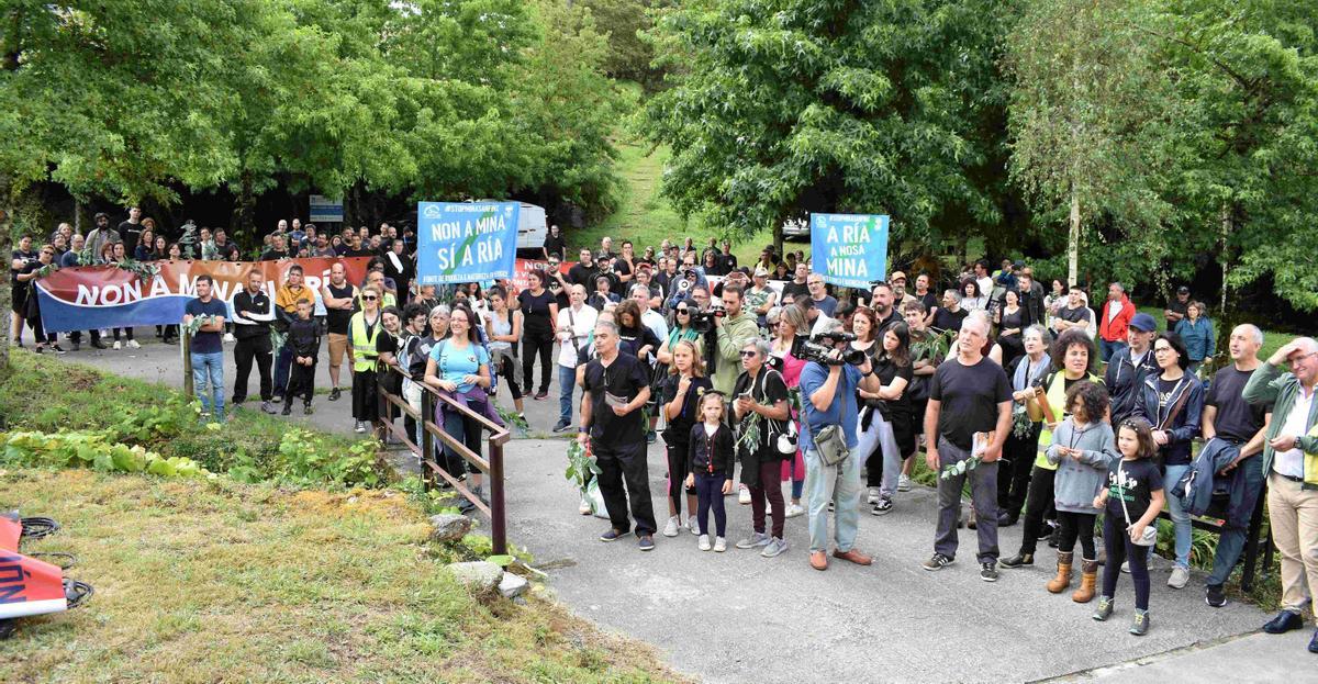 Centos de persoas manifestáronse na mina de San Finx &quot;en defensa das rías de Muros e Noia