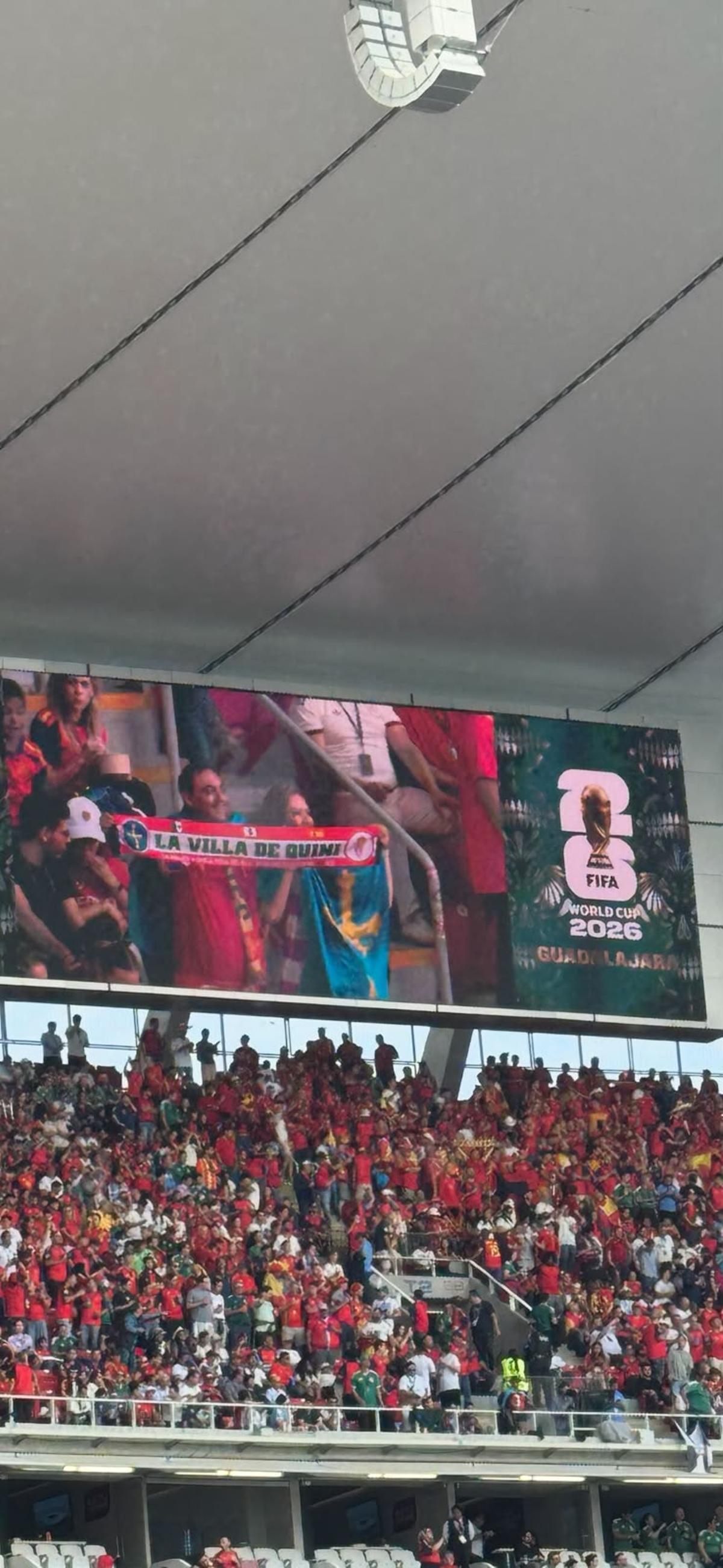 La aparición en pantalla grande del presidente de la peña sportinguista de México y su esposa.
