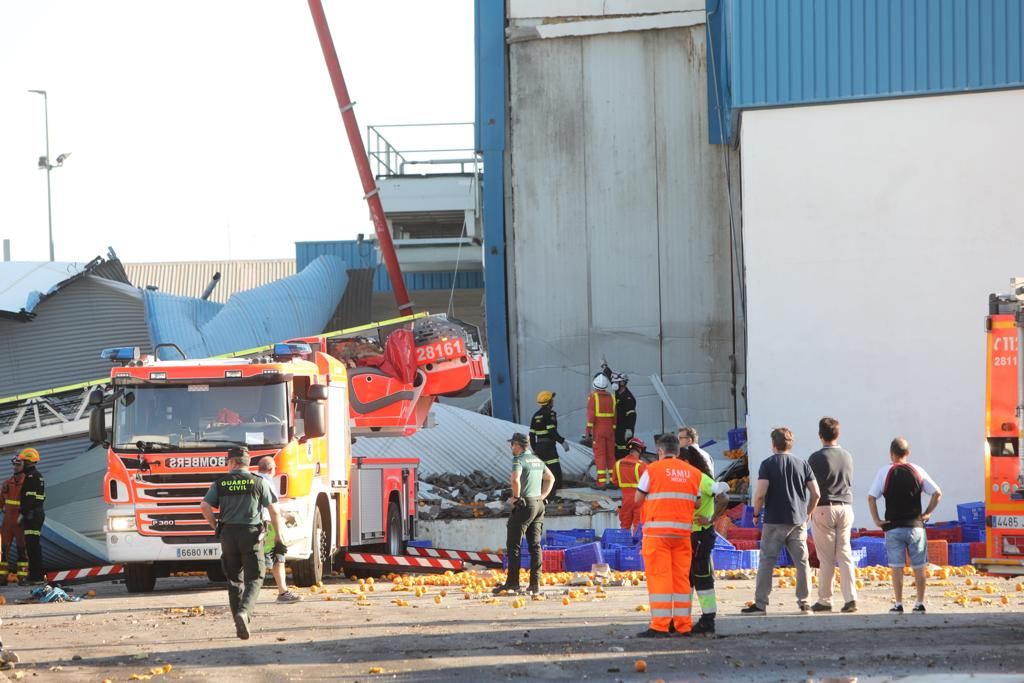 El derrumbe de parte de la nave de Fontestad en la Pobla de Farnals deja una persona desaparecida