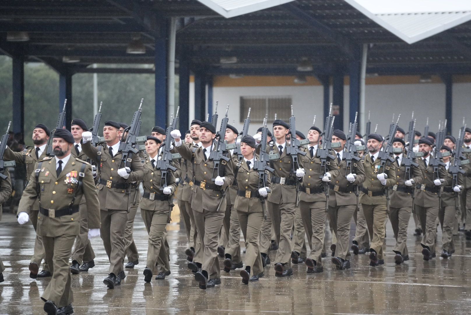 La Brigada celebra su día bajo la lluvia