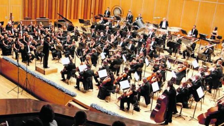 La orquesta doble, suma de Oviedo Filarmonía y la OSPA, durante el concierto que ofreció ayer en el Auditorio de Oviedo.