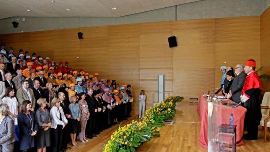 El acto ya no se celebra en el rectorado, pero mantiene toda su solemnidad.