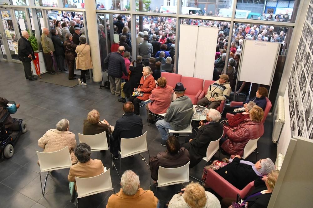 Asamblea de vecinos en el centro cívico de Eirís con Silvia Cameán y Xiao Varela