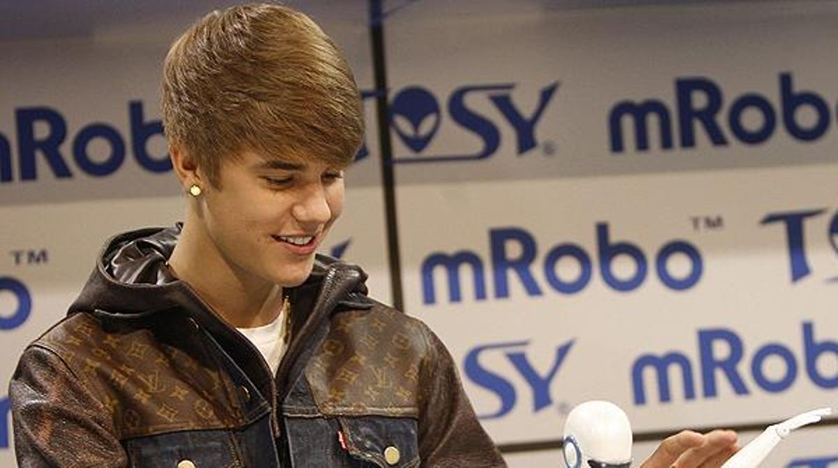 Justin Bieber i el robot ballarí a la fira de tecnologia de Las Vegas.