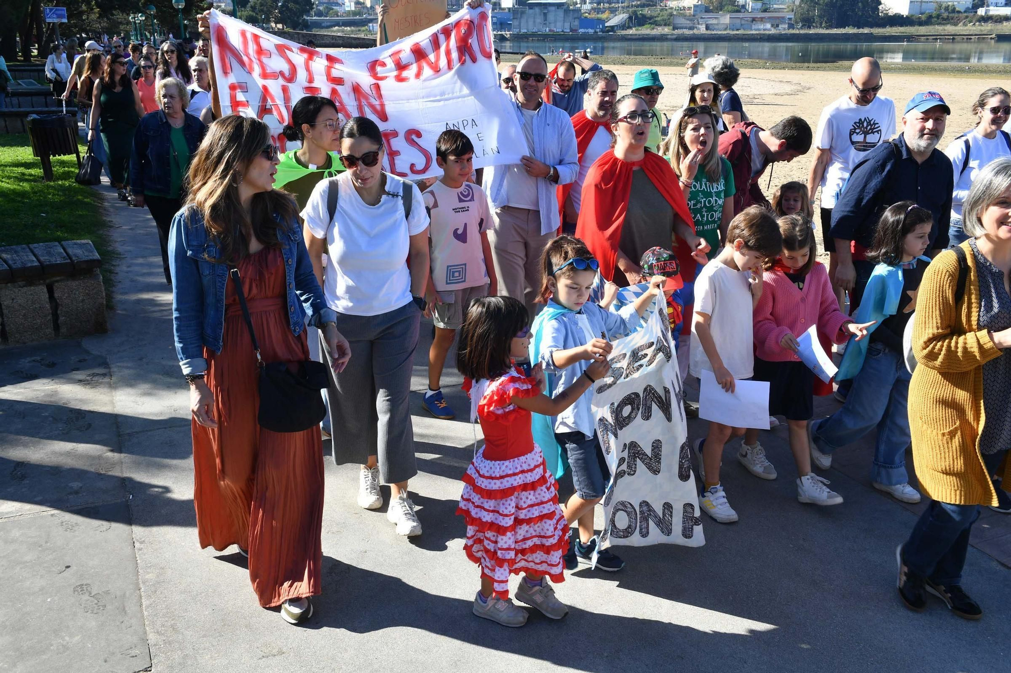Caminata en Oleiros para reclamar más docentes en el colegio Valle-Inclán