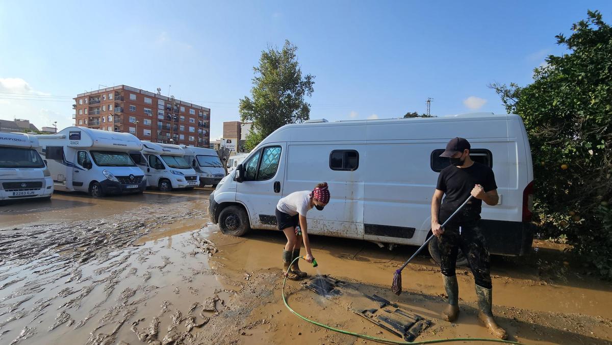 Los dueños de una autocaravana intentan limpiar parte de su vehículo