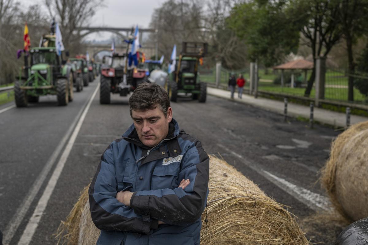 Un ganadero en la protesta de la N-120, en la entrada a Ourense